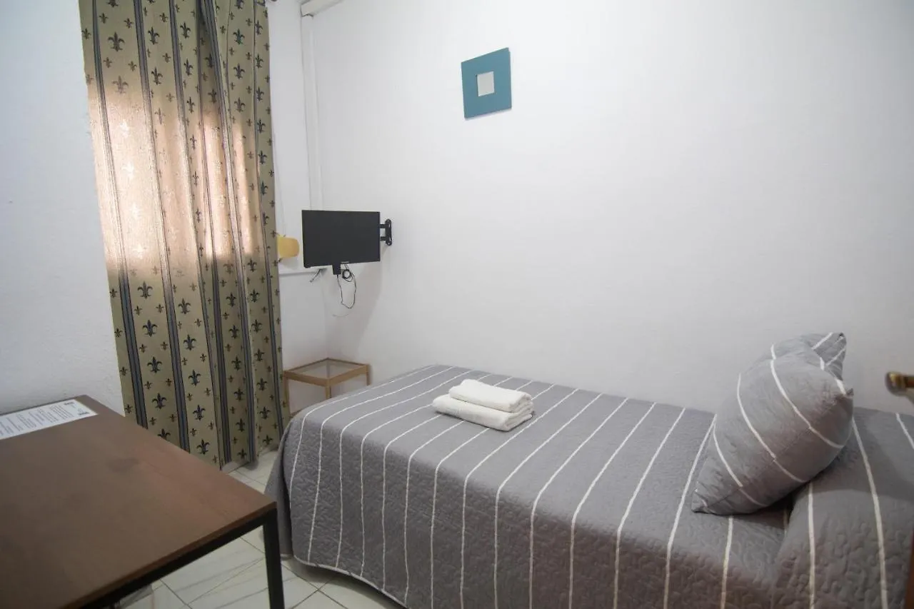 Ochomin Hostel San Martin del tesorillo Guest house